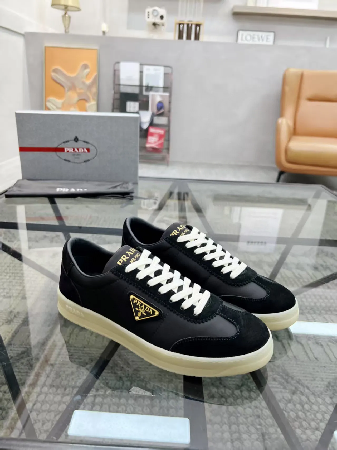 Factory price: 380💰Prada new men's leather sports shoes, the highest version on the market, any comparison is welcome🆚! The original leather has excellent texture and is super high-end! Fetal sheep net lining imported from Italy, removable pad! Luxurious materials and fine workmanship, highly recommended! Code number: 38-44, customized 45